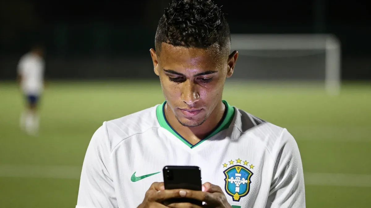 Tottenham Hotspur forward Richarlison is reportedly close to a £35m return to Everton, with manager Roberto De Zerbi...