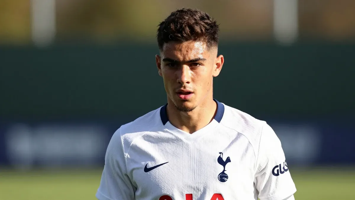Tottenham Hotspur's Lucas Bergvall is on Chelsea's five-man shortlist to replace Enzo Fernandez, but manager Roberto De...